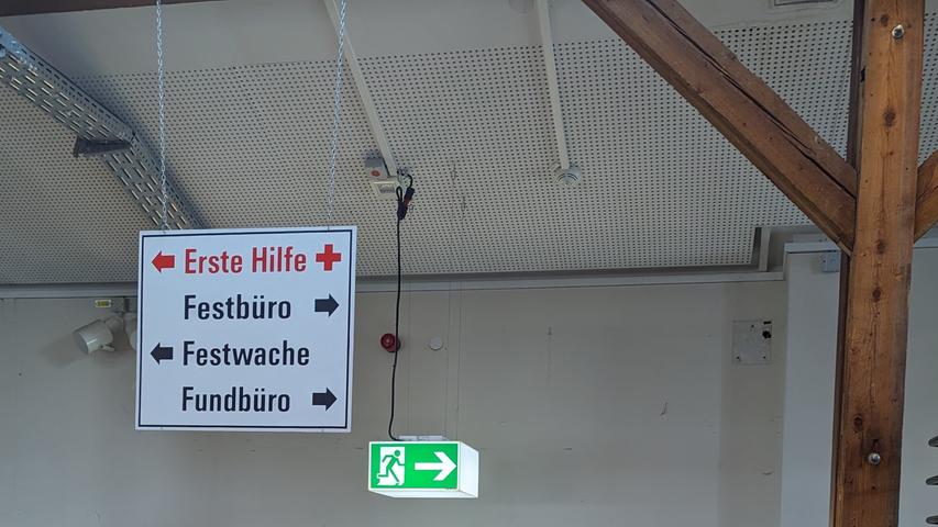 Juravolksfest: Ein Schild in der kleinen Jurahalle weist auf das Fundbüro hin.