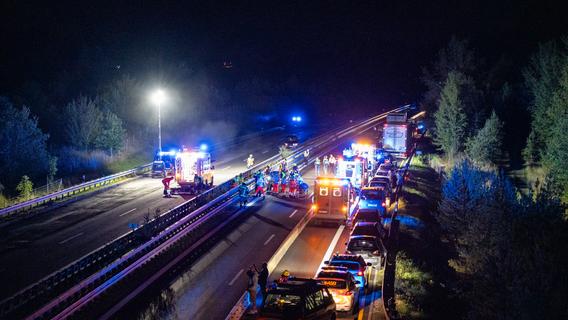 Messerstiche und Verletzte auf A73: Polizei-Großaufgebot sperrt Autobahn komplett