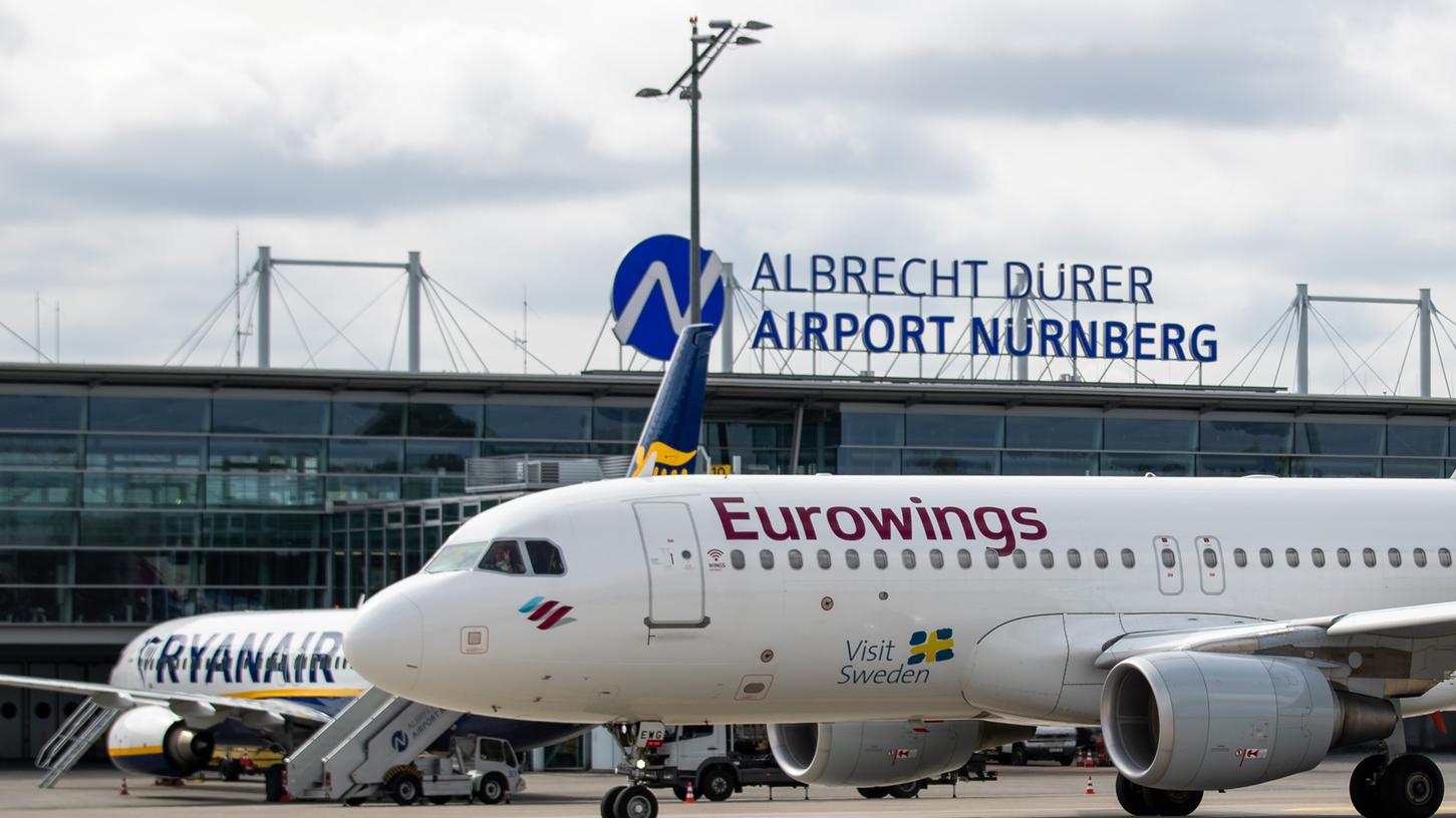 Ein Linienflugzeug der Fluggesellschaft Eurowings fährt am Albrecht Dürer Airport Nürnberg auf dem Vorfeld an einer Maschine von Ryanair vorbei. Ein Linienflugzeug der Fluggesellschaft Eurowings fährt am Albrecht Dürer Airport Nürnberg auf dem Vorfeld an einer Maschine von Ryanair vorbei.