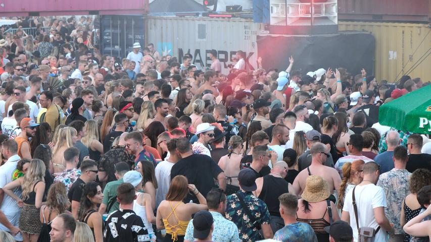 Zwischen Hafenkränen und Discokugeln: Techno satt beim Container Love Festival in Nürnberg