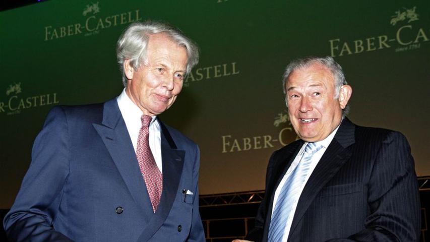 Auch Günther Beckstein, Ministerpräsident a.D. (rechts im Bild), gratulierte dem Grafen in der Frankenhalle zum Firmenjubiläum.