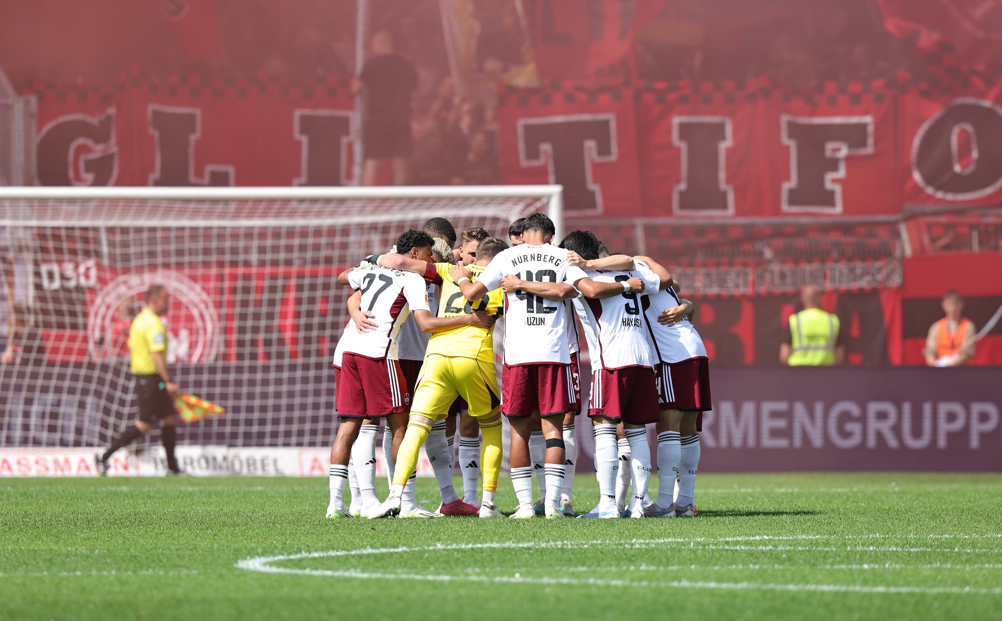 Einer für alle - und alle für Nürnberg: Die Mannschaft schwört sich auf das Duell mit Osnabrück ein.