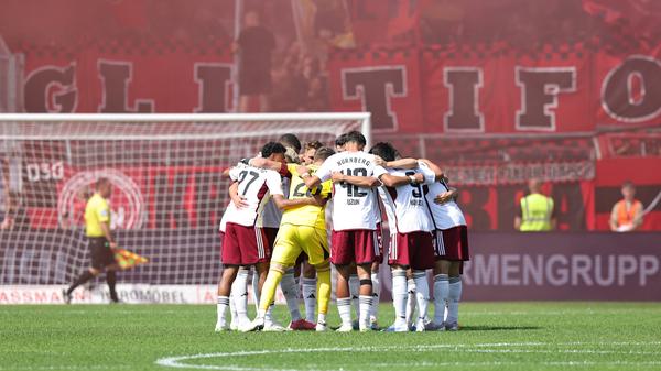 Einer für alle - und alle für Nürnberg: Die Mannschaft schwört sich auf das Duell mit Osnabrück ein.