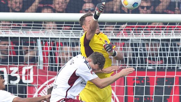 Schlussmann Christian Mathenia räumt in seinem Strafraum auf - und James Lawrence ab. Kurz darauf ist für den Verteidiger Schluss: Ein Ball hat ihn am Kopf getroffen.