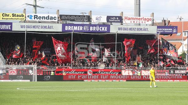 Zahlreich ist der Nürnberger Anhang an die Bremer Brücke mitgereist - benehmen sich die Clubfans diesmal?