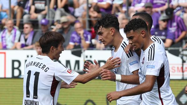 Freude im Pulk - die Teamkollegen Herzen ihr 17-jähriges Sturmtalent.