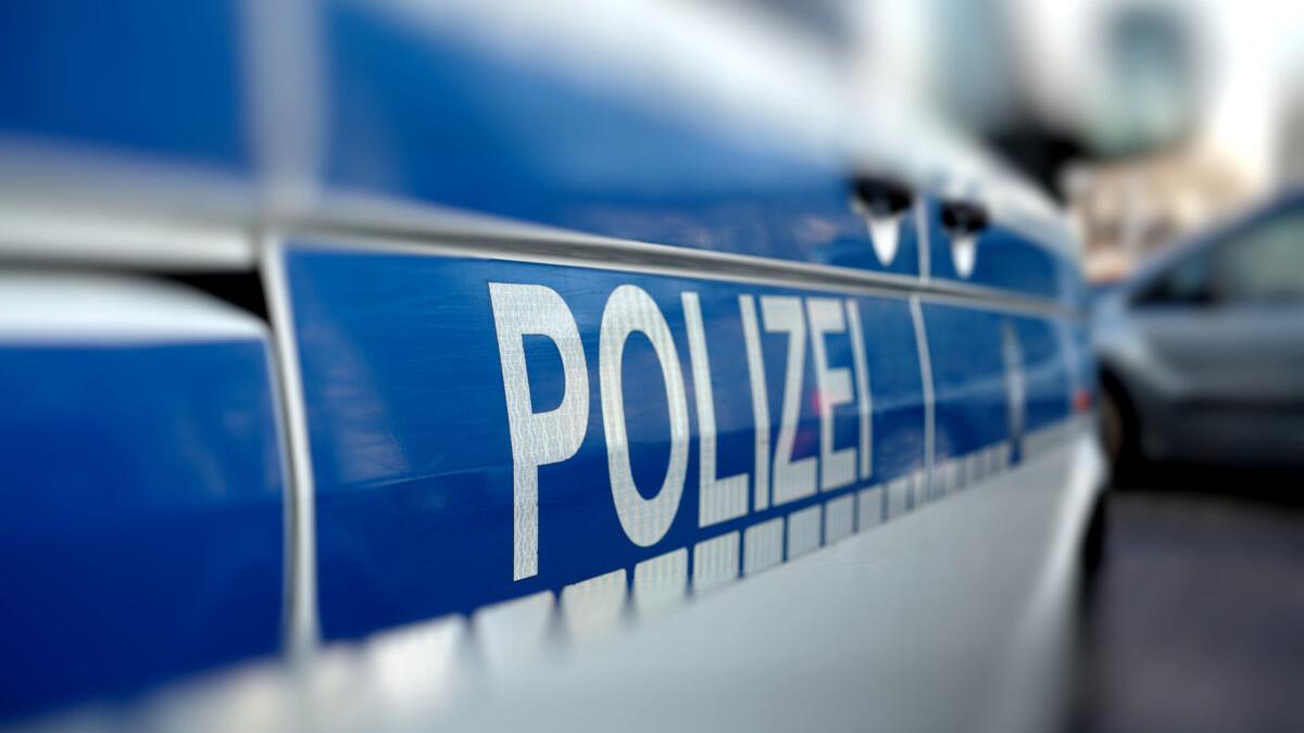 Nachdem Polizisten bei einem 38-jährigen Autofahrer in Adelsdorf am Samstag, 2. Dezember 2023, Alkoholgeruch festgestellt hatten, führten sie einen Alkotest durch; dieser fiel dann auch positiv aus (Symbolfoto).