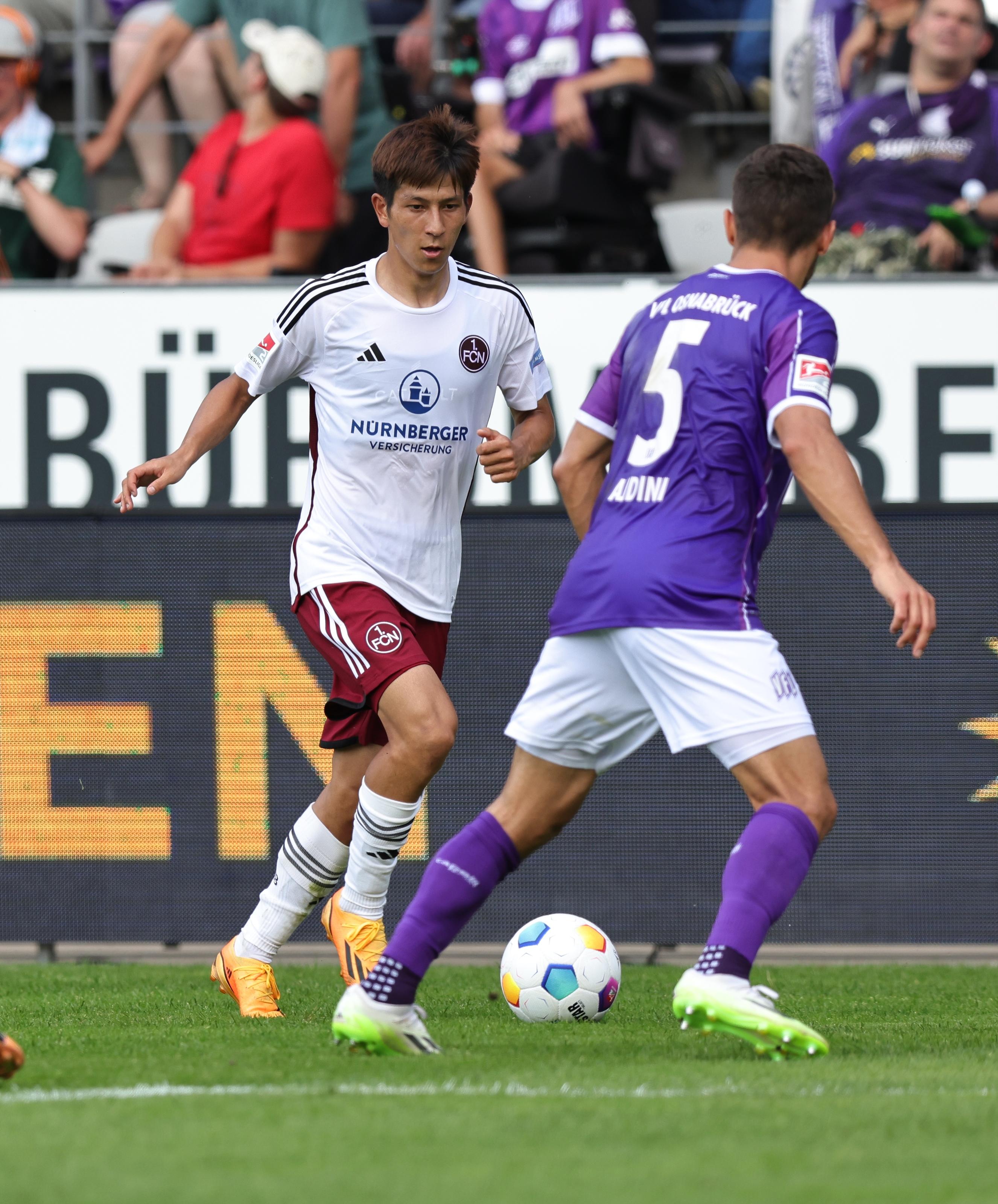 Kanji Okunuki freut sich über sein erstes Pflichtspieltor im Club-Dress, aber nur kurz...