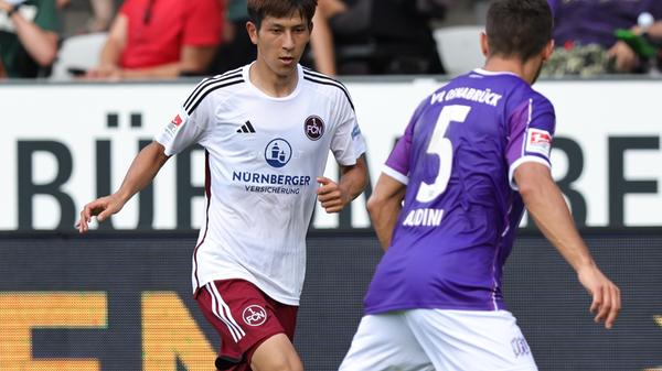 Kanji Okunuki freut sich über sein erstes Pflichtspieltor im Club-Dress, aber nur kurz...