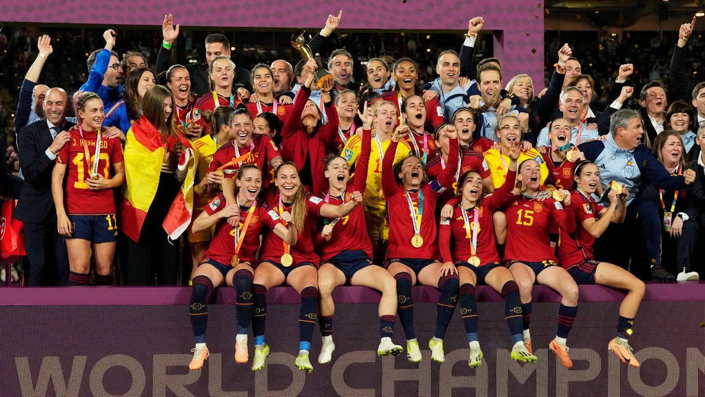 Spaniens Spielerinnen feiern mit dem Pokal nach dem 1:0-Sieg über England.