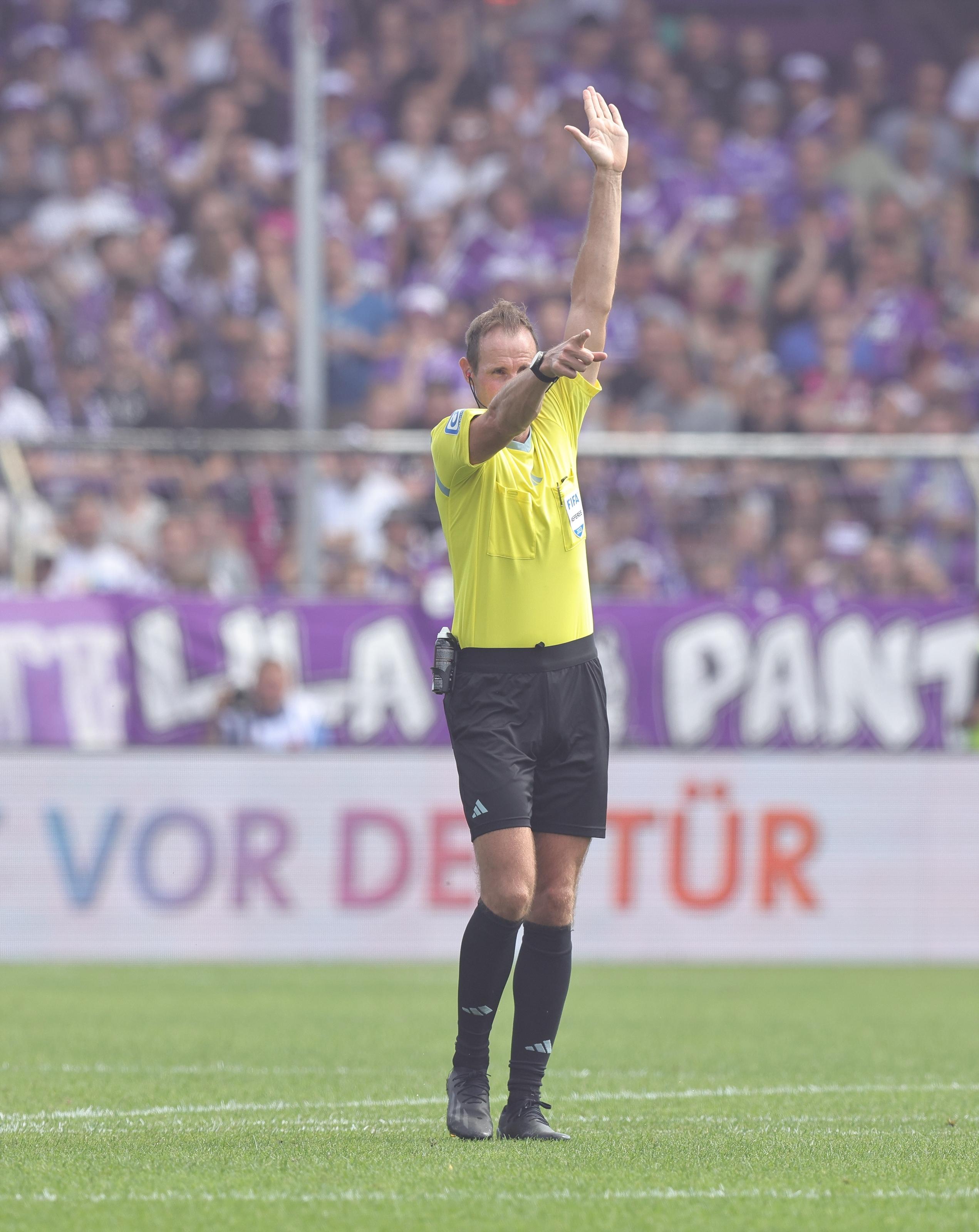 ...Schiedsrichter Sascha Stegemann entscheidet korrekt auf Abseits.