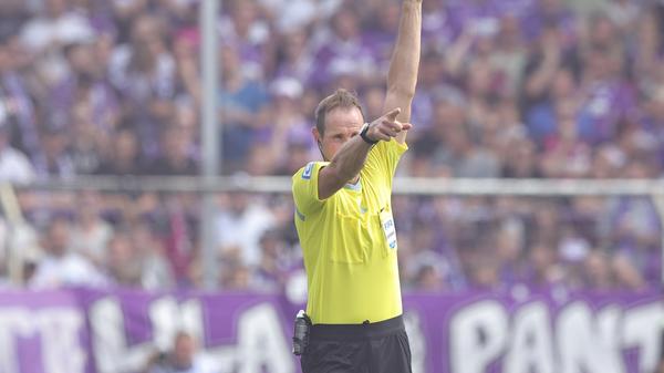 ...Schiedsrichter Sascha Stegemann entscheidet korrekt auf Abseits.