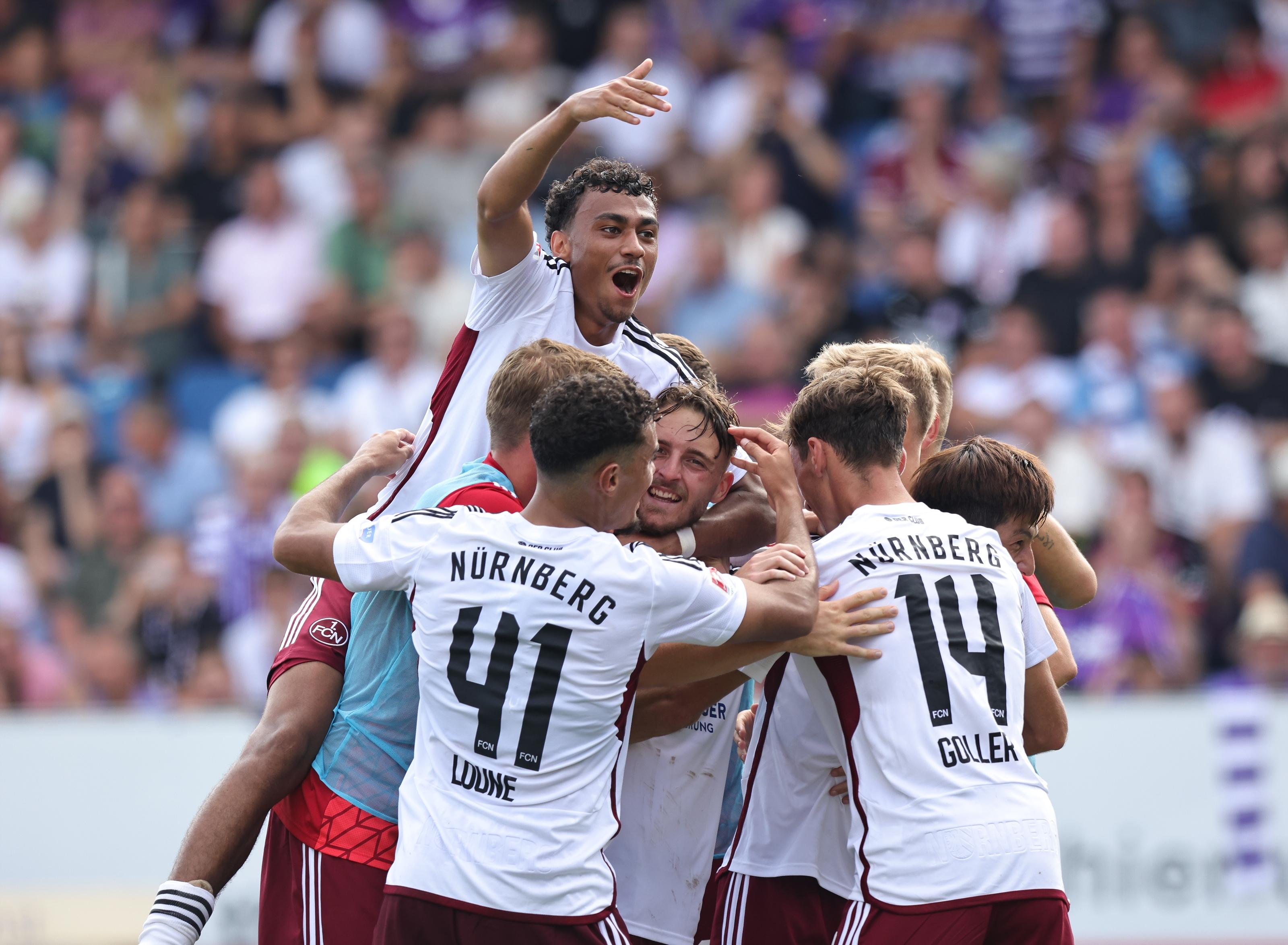 Rudelbildung der guten Art: Die Club-Profis feiern das 2:0 in Minute 70.