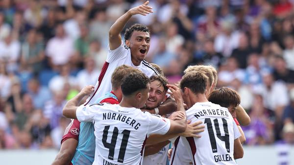 Rudelbildung der guten Art: Die Club-Profis feiern das 2:0 in Minute 70.