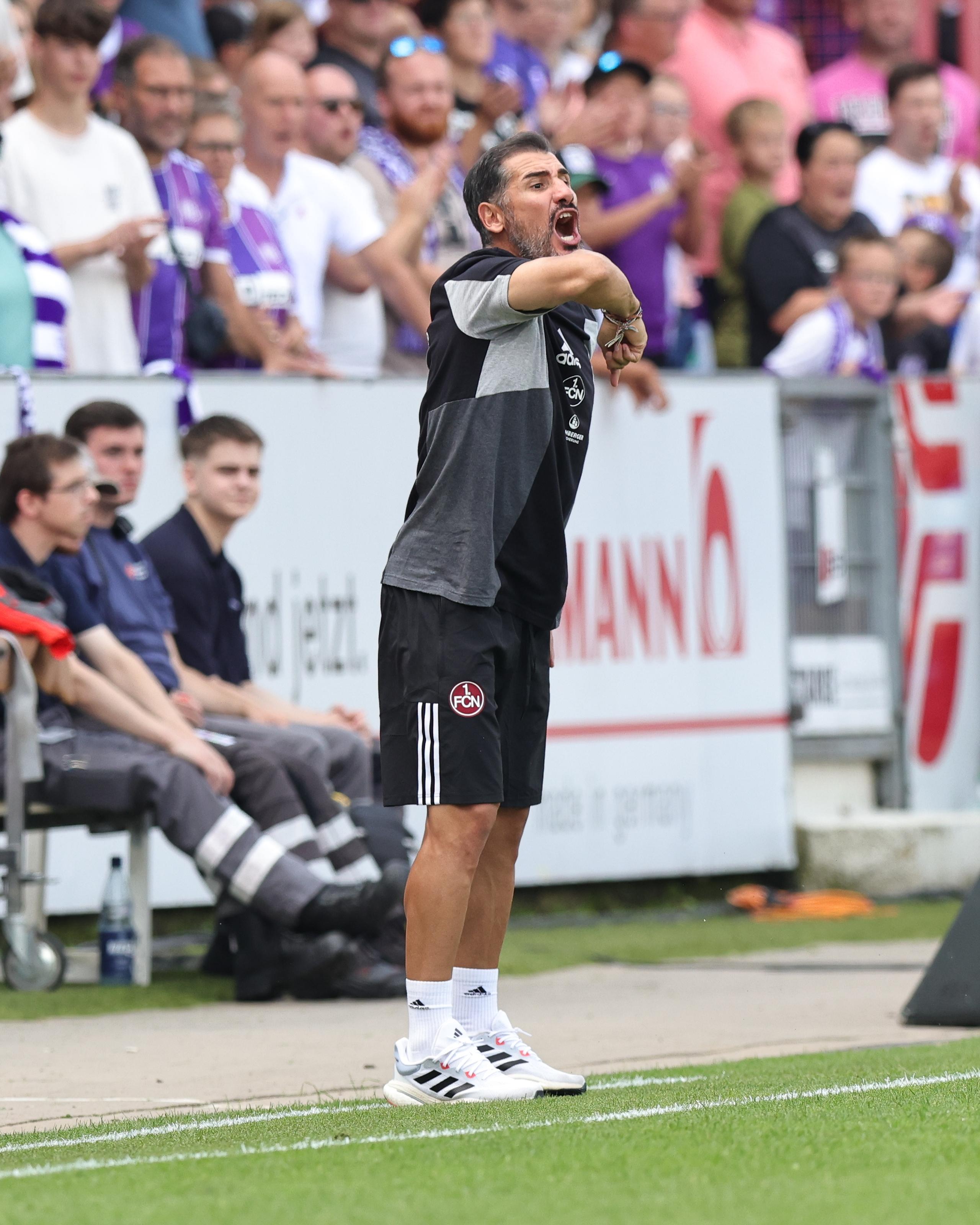 Ist nach dem Doppelschlag der Gastgeber sichtlich bedient: Club-Trainer Cristian Fiel. Wenig später können aber alle durchatmen - der FCN rettet den Sieg noch über die Zeit! Drei Punkte gehen also zurück mit an den Valznerweiher.