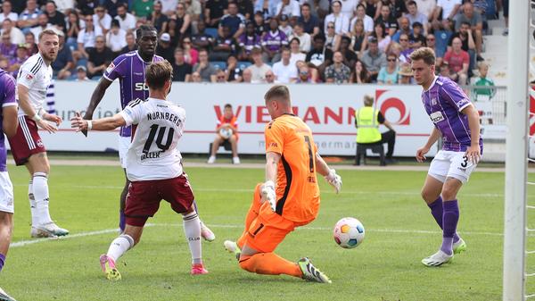 Joker Benjamin Goller macht das 3:0 für Nürnberg.