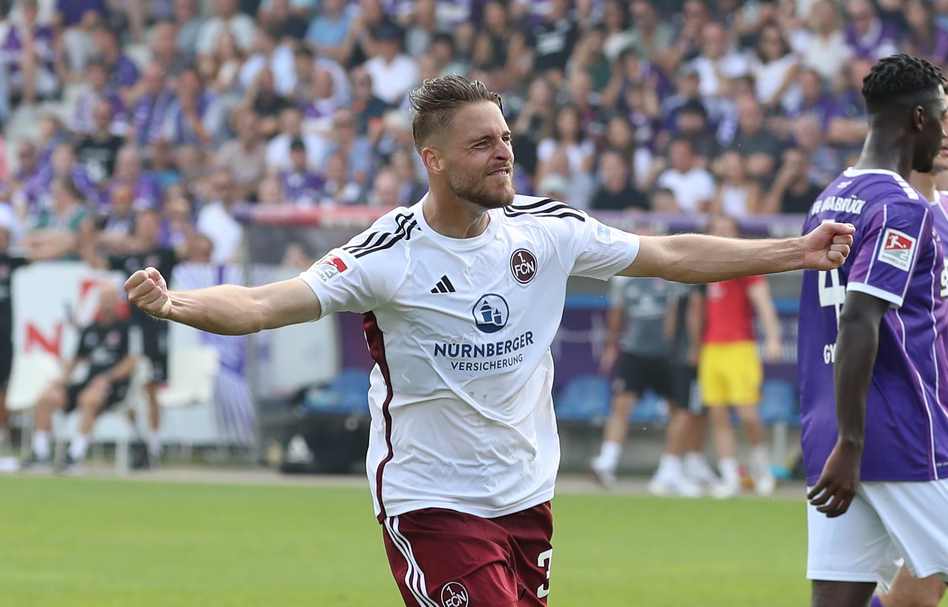 Grenzenlose Freude beim Club: Zum dritten Mal formiert sich die Nürnberger Jubeltraube - Mit dem 3:0 ist die Sache erledigt, oder?...