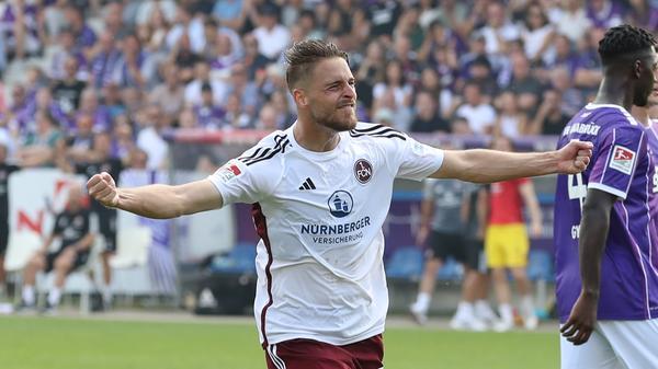 Grenzenlose Freude beim Club: Zum dritten Mal formiert sich die Nürnberger Jubeltraube - Mit dem 3:0 ist die Sache erledigt, oder?...