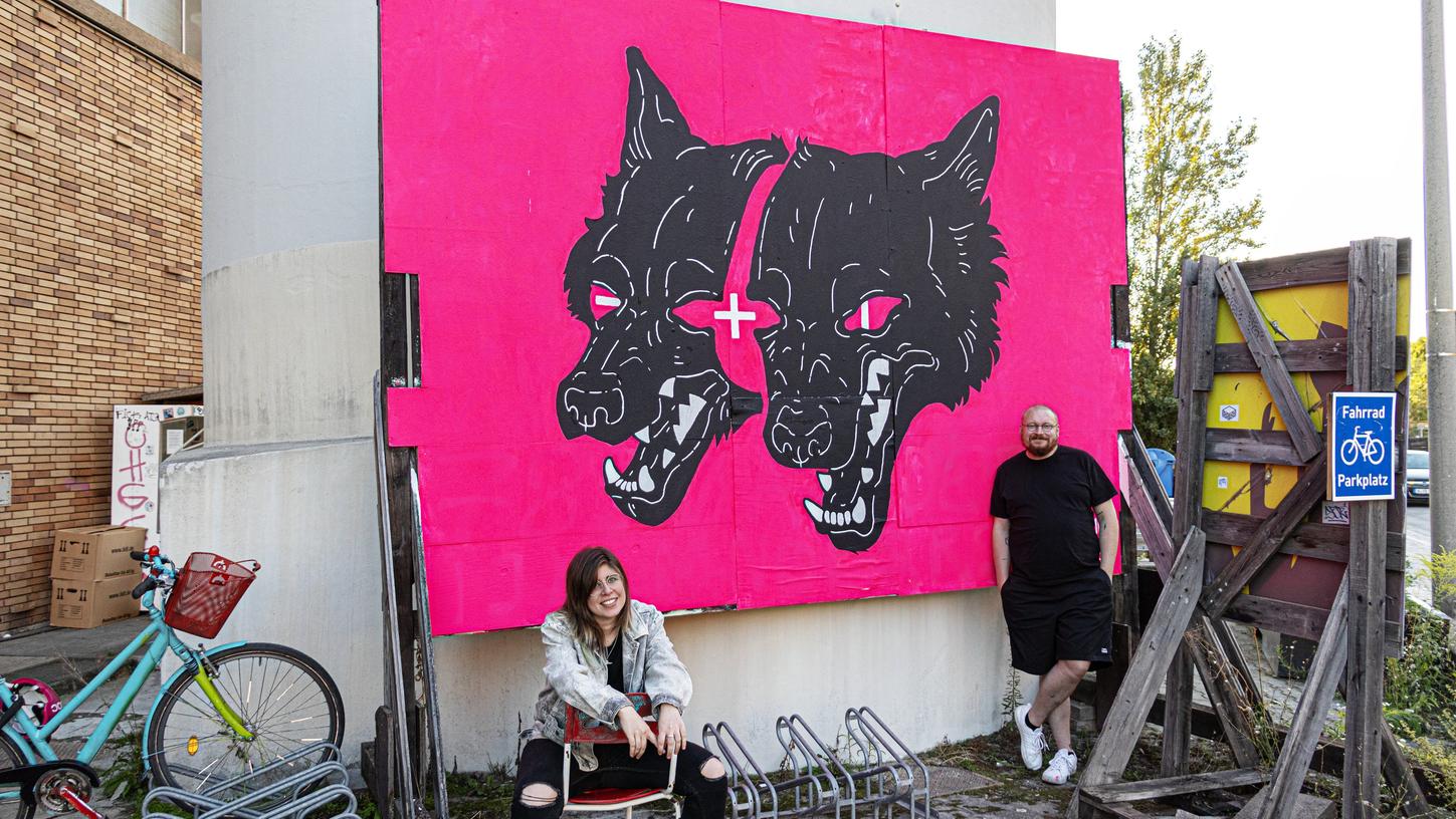 Start für die Reihe „Artwork am Turm“ am Heizhaus Nürnberg: Die Bamberger Künstlerin Tammy Kaos (Tamara Grünwald) freut sich mit Kurator Fint (Fabian Huebner). Start für die Reihe „Artwork am Turm“ am Heizhaus Nürnberg: Die Bamberger Künstlerin Tammy Kaos (Tamara Grünwald) freut sich mit Kurator Fint (Fabian Huebner).