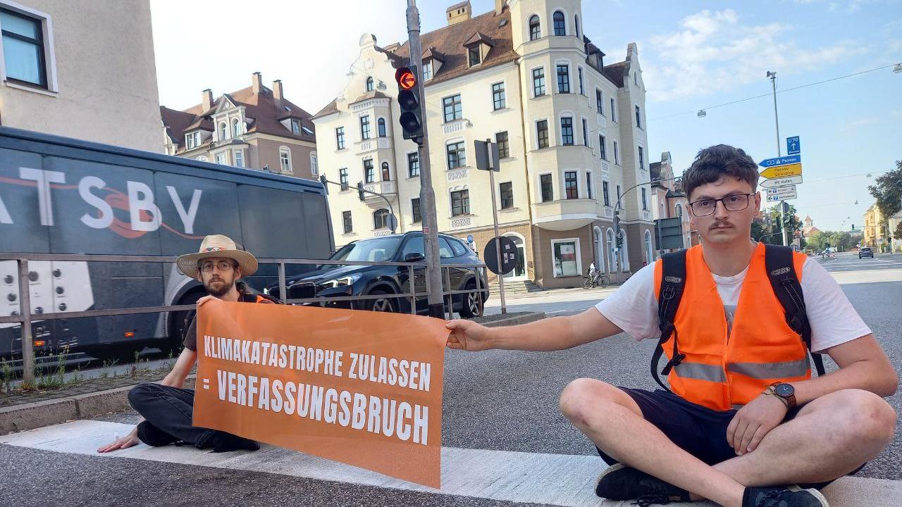 Unterstützer der "Letzten Generation" bei einer Sitzblockade in Regensburg.