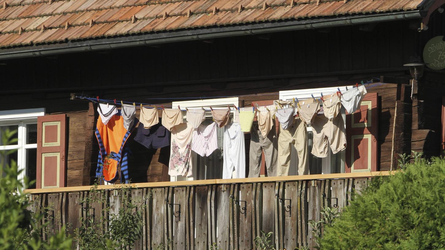 Eine Frau ließ Unterwäsche auf ihrem Balkon trocknen. Das erzürnte ihren Nachbarn (Symbolbild). Eine Frau ließ Unterwäsche auf ihrem Balkon trocknen. Das erzürnte ihren Nachbarn (Symbolbild).