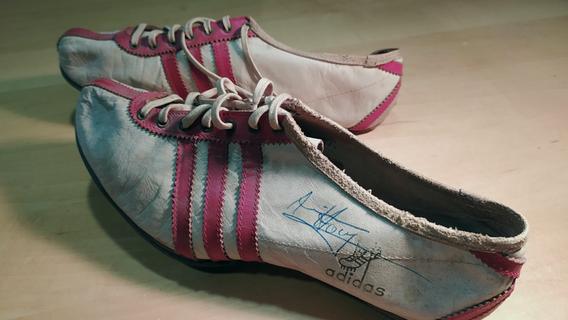 Schnelle Schuhe mit Armin Harys Unterschrift im Stadtmuseum Herzogenaurach