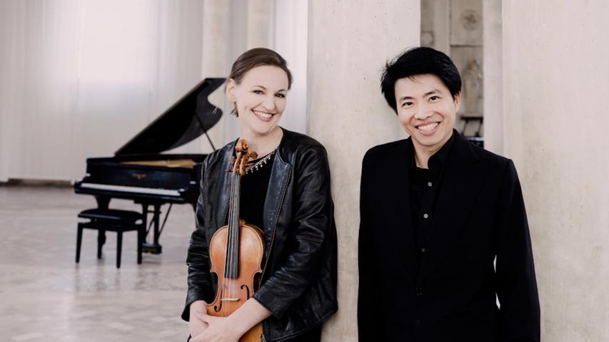 Exzellent klingende klassische Musik haben Franziska Hölscher und Kit Armstrong am Sonntag in Rothenburg ob der Tauber zu bieten. Ab 18 Uhr performen die beiden gemeinsam mit dem Ensemble Resonanz in der Reichsstadthalle.