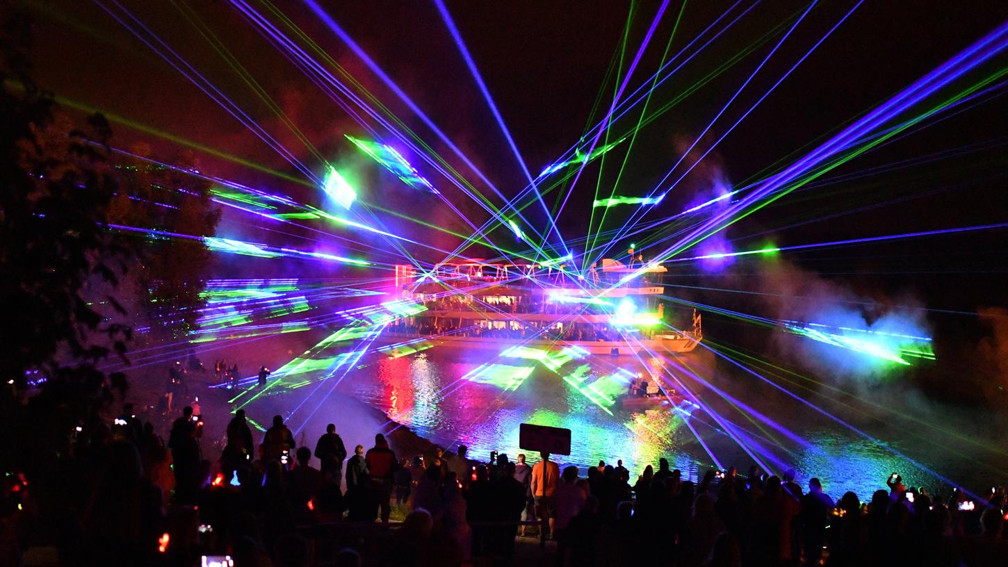 An insgesamt vier S tandorten rund um den See verzaubern die Magischen Momente mit einer Licht- und Lasershow. Gigantische Nebelmassen spielen dabei eine wichtige Rolle. An insgesamt vier S tandorten rund um den See verzaubern die Magischen Momente mit einer Licht- und Lasershow. Gigantische Nebelmassen spielen dabei eine wichtige Rolle.