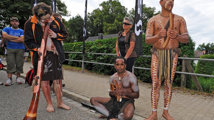 Diese Fans haben sich als Aborigines verkleidet, um die australischen Triathleten anzufeuern.