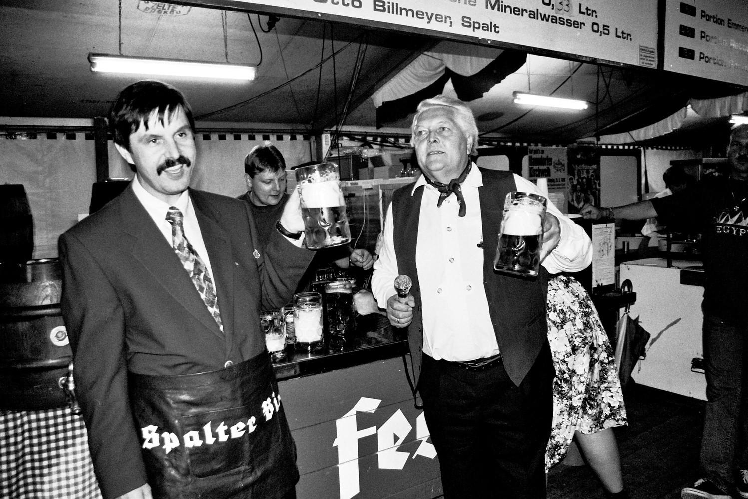 Die Bevölkerung der Großgemeinde Haundorf feiert Kirchweih. Bürgermeister Fritz Hertlein erhebt zum Auftakt sein Glas auf eine schöne Veranstaltung.