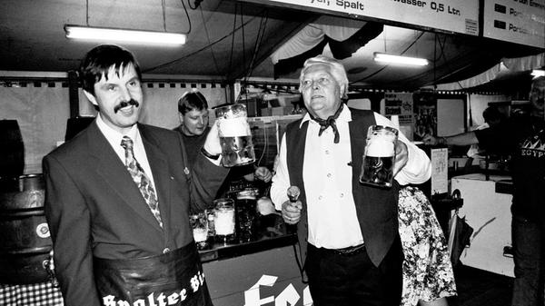 Die Bevölkerung der Großgemeinde Haundorf feiert Kirchweih. Bürgermeister Fritz Hertlein erhebt zum Auftakt sein Glas auf eine schöne Veranstaltung.