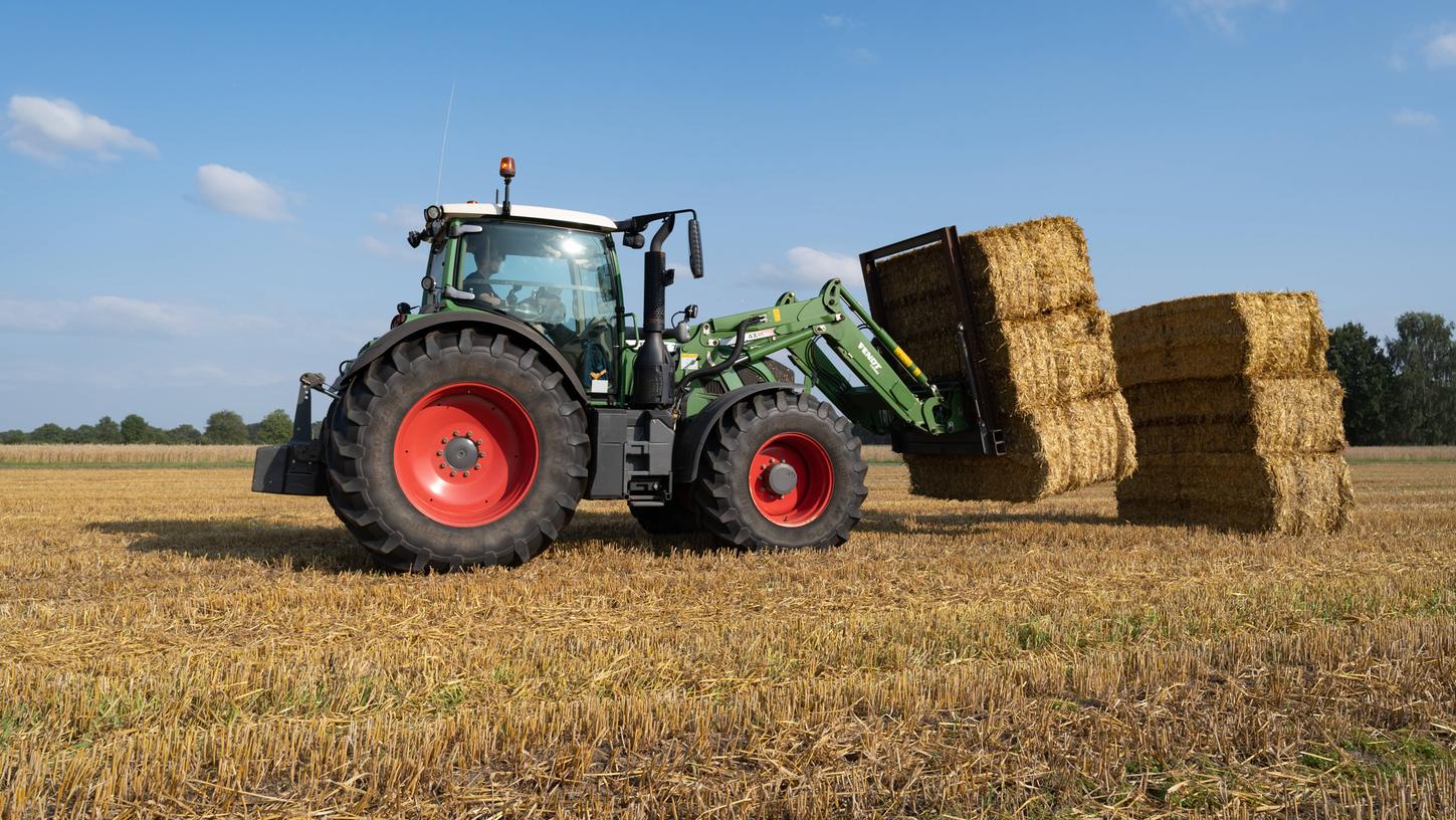 Mit seinem Traktor habe ein 70-jähriger Mann versucht, seinen Nachbarn gegen ein Container zu drücken (Symbolbild). Mit seinem Traktor habe ein 70-jähriger Mann versucht, seinen Nachbarn gegen ein Container zu drücken (Symbolbild).