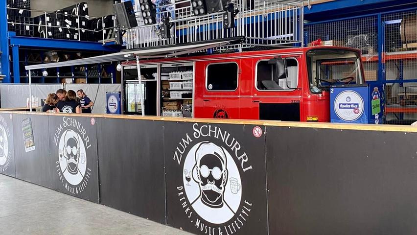 Originelles Konzept: "Zum Schnurri" verkauft aus einem umgebauten Feuerwehrauto Drinks und tritt als Veranstalter auf. Originelles Konzept: "Zum Schnurri" verkauft aus einem umgebauten Feuerwehrauto Drinks und tritt als Veranstalter auf.