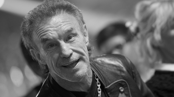 Der deutsche Boxsport trauert um René Weller. Der ehemalige Europameister starb im Alter von 69 Jahren. "Hand in Hand und in meinen Armen bist du heute um 17:50 Uhr zuhause in Frieden von mir gegangen", schrieb seine Frau Maria auf der gemeinsamen Instagram-Seite. Weller, der in seinem Heimatort Pforzheim lebte, litt seit Jahren an Demenz, die Erkrankung hatten er und seine Frau im Sommer 2021 öffentlich gemacht. "Du hast gekämpft wie ein Löwe, aber leider deinen letzten Kampf verloren", hieß es in dem Instagram-Beitrag weiter. "Ich bedanke mich für das wunderschöne Leben und unsere einzigartig große Liebe."