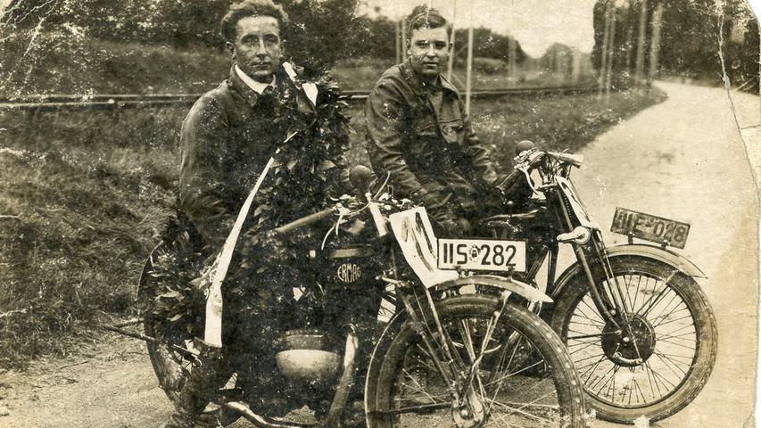 Hans Perl, einer der großen Rennfahrer der 1920er Jahre, nach einem Sieg auf seiner ERMAG.