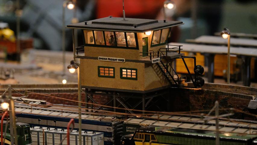 Die Omaha-Bahn, eine von Wolfram Bismarck erbaute Modelleisenbahn, wird am Samstag im Spielzeugmuseum dem Publikum vorgeführt. Ab 15 Uhr erwacht die "Omaha Union Station" im US-Bundesstaat zum Leben. Pflichttermin für kleine wie größere Eisenbahnfans.
