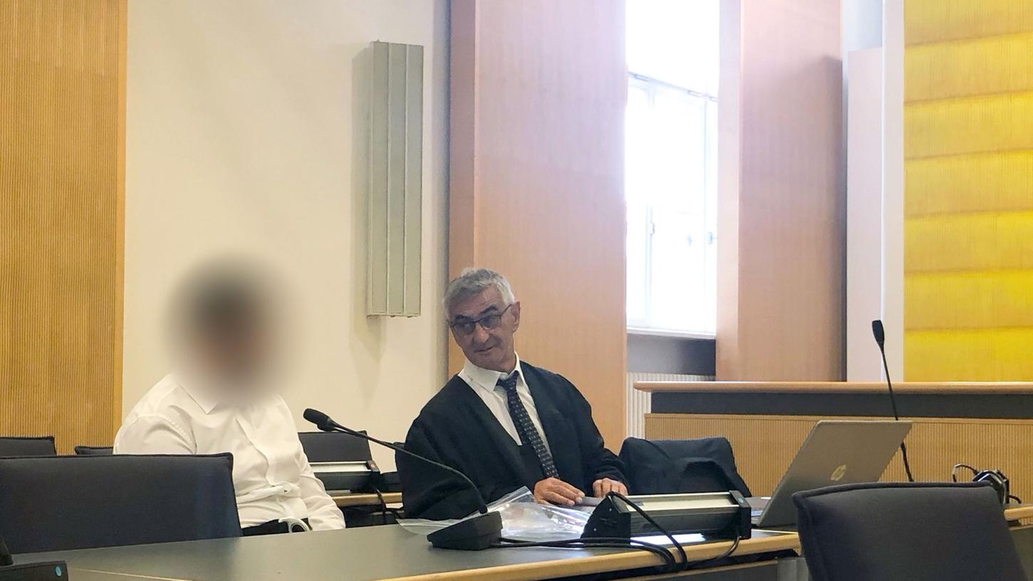 Der Beschuldigte (l) sitzt neben seinem Verteidiger Helmut Mörtl im Verhandlungssaal im Landgericht Regensburg.