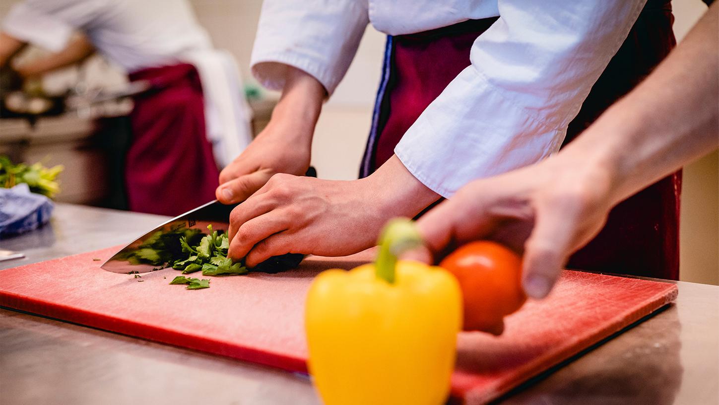 Höhere Löhne und bessere Arbeitszeiten sind der Schlüssel für mehr Personal. Höhere Löhne und bessere Arbeitszeiten sind der Schlüssel für mehr Personal.