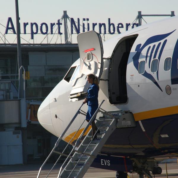 Eine Ryanair-Maschine auf dem Vorfeld des Nürnberger Flughafens