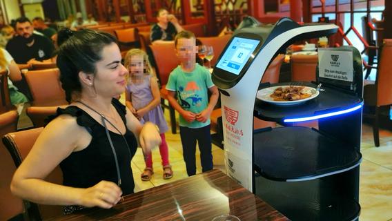 Nie krank, nie schlecht gelaunt: Im Schwabacher Restaurant serviert Roboter Bella die Gerichte
