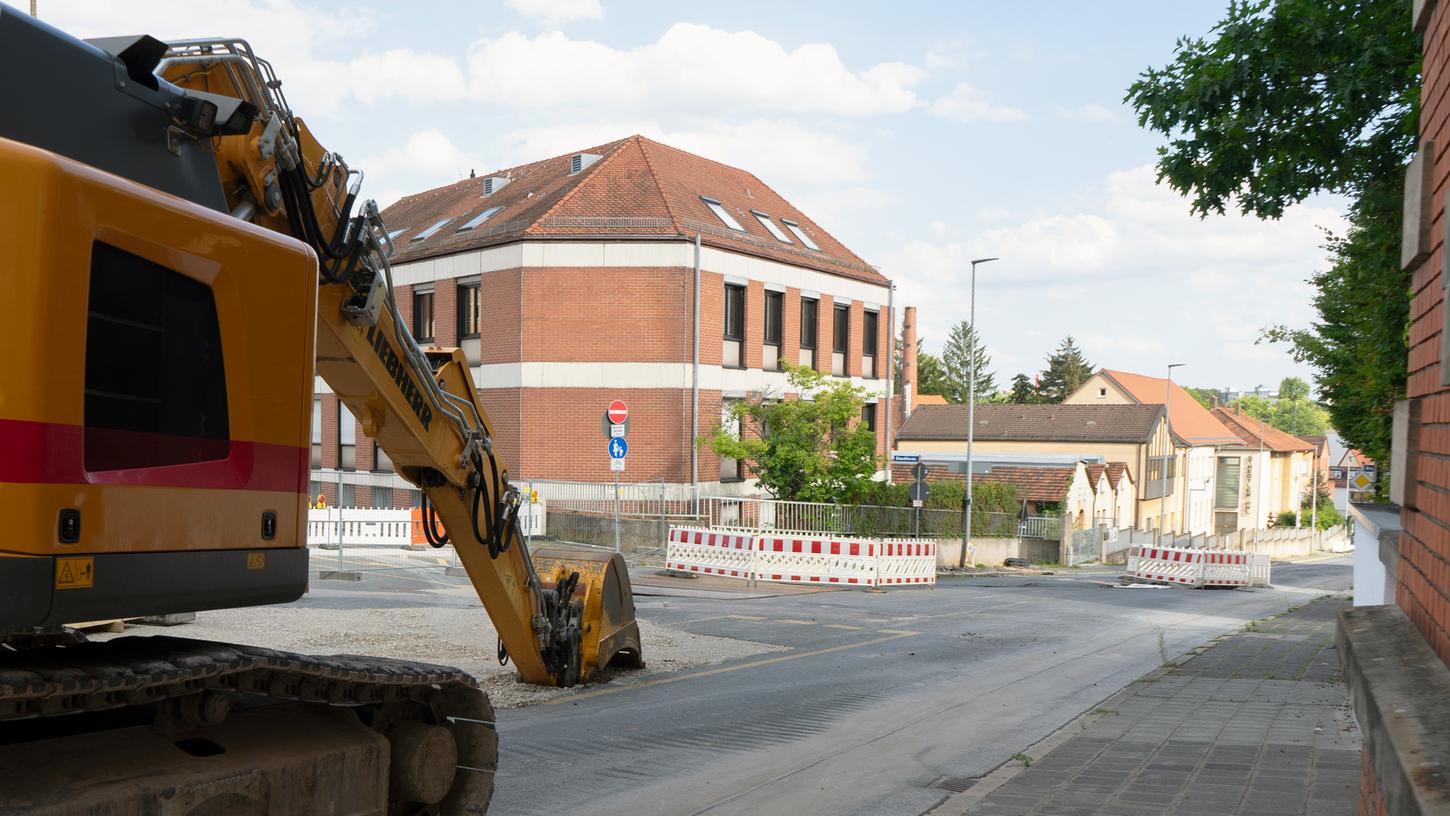 Blickrichtung Nördliche Ringstraße stadteinwärts: Der Asphalt wird ab der kommenden Woche (28. August) großflächig abgetragen.