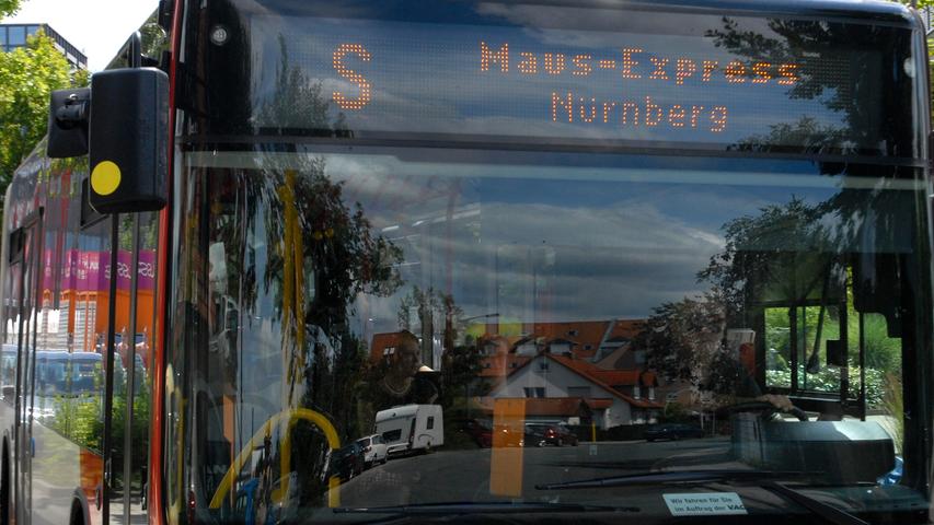 Mit dem Maus-Express unterwegs: Zum Maus-Geburtstag setzten VAG und ESTW Sonderbusse ein, die die Besucher aus Nürnberg und Erlangen zum IIS brachten.