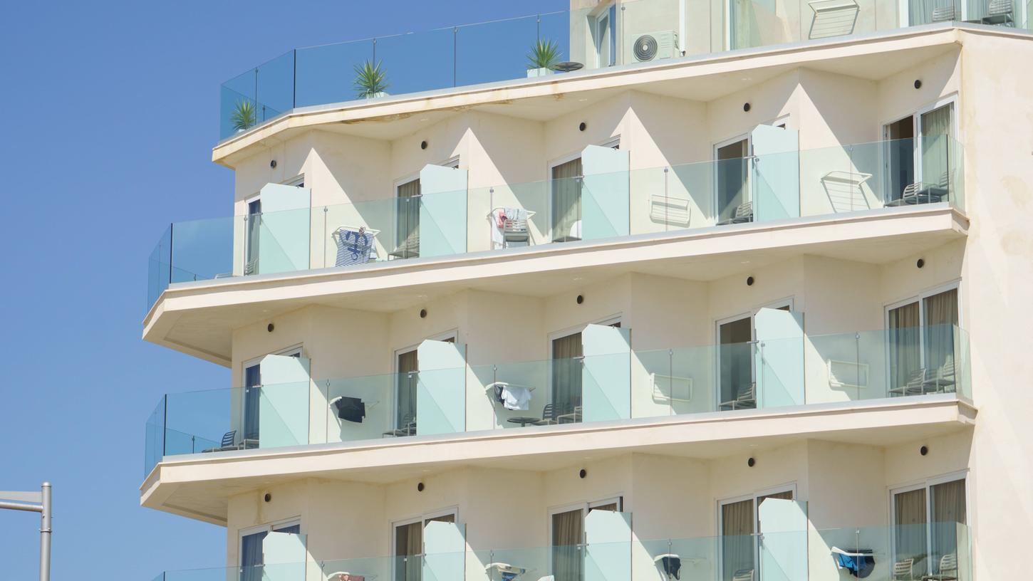 Beim Springen vom Hotelbalkon bringen sich die Touristen in Lebensgefahr. Beim Springen vom Hotelbalkon bringen sich die Touristen in Lebensgefahr.