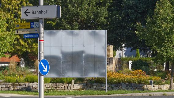 "Schilda" in Hilpoltstein: Bürger ärgern sich über Blechwand vor ihrem Burgmodell