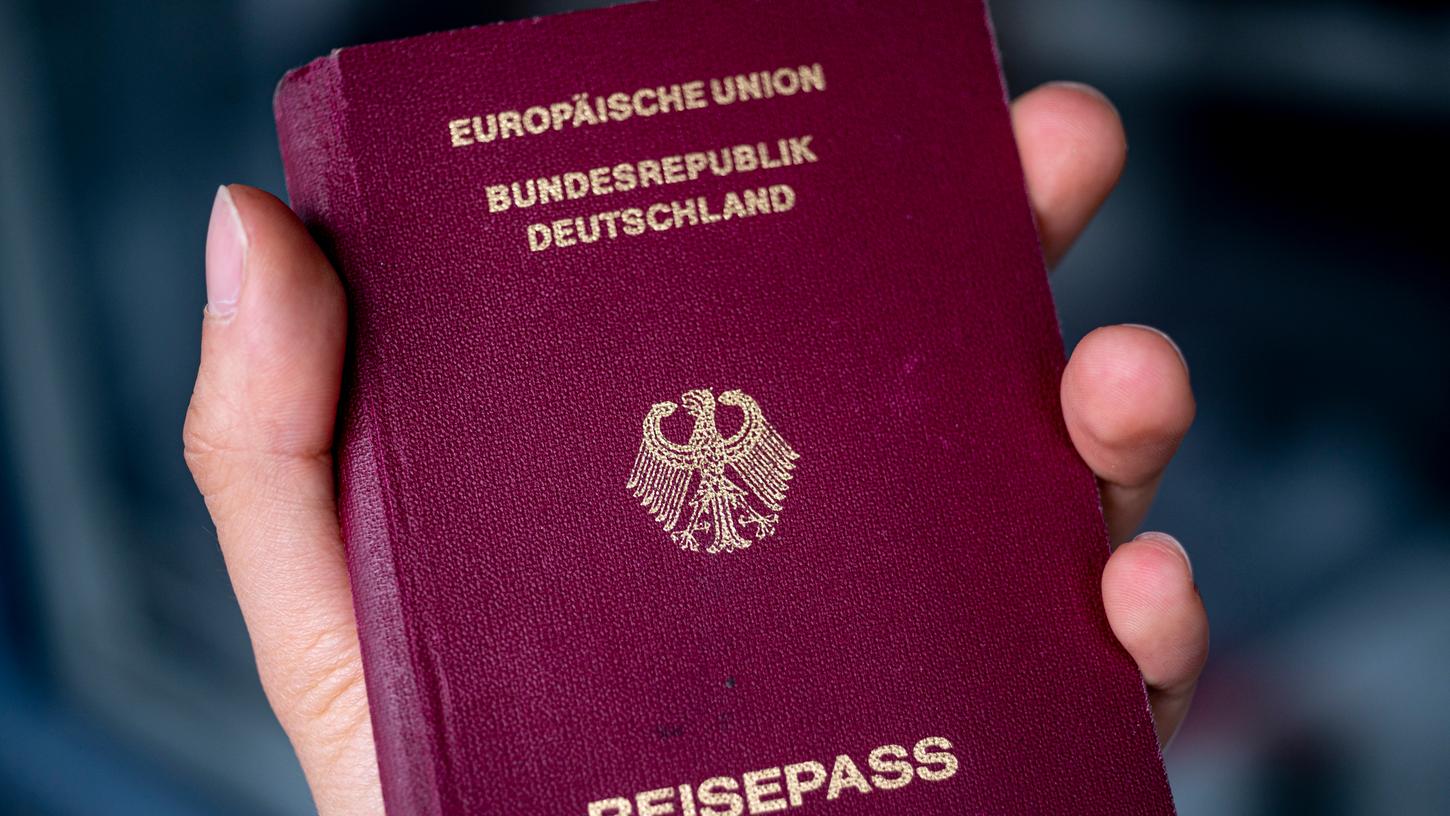 Bordeuxrot und sehr hilfreich: der deutsche Reisepass. 