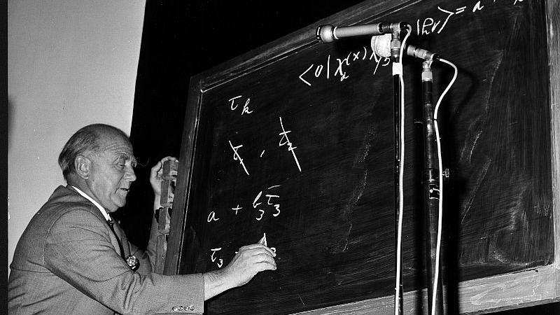 Der Würzburger Werner Heisenberg, geboren am 5. Dezember 1901, gilt als einer der bedeutendsten deutschen Physiker. Mit nur 26 Jahren wurde er 1927 als Professor an die Universität Leipzig geholt. Für seine nach ihm benannte Heisenbergsche Unschärferelation, eine der fundamentalen Aussagen der Quantenmechanik, erhielt er 1932 den Nobelpreis für Physik. Zu Beginn des Zweiten Weltkrieges arbeitete Heisenberg unter anderem mit Otto Hahn an der Atombombe, befürwortete aber in den darauf folgenden Jahren nur noch die Kernenergie, nicht aber die Herstellung von Nuklearwaffen. Heisenberg starb am 1. Februar 1976 in München.