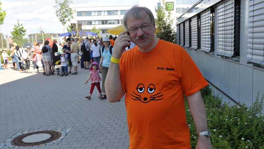 Zur Feier des Tages trugen alle Mitarbeiter des IIS, angefangen beim  Institutsleiter Heinz Gerhäuser, ein orangefarbenen Mause-T-Shirt. Auf der Brust prangte ein Maus-Gesicht...
