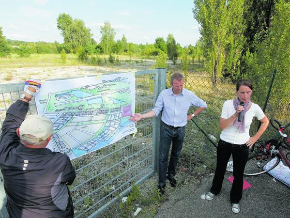 Vorerst existiert die neue Siedlung im Süden nur auf dem Papier: Mitarbeiter der Stadtverwaltung und Oberbürgermeister Ulrich Maly (Mitte) erläuterten im Sommer 2013, wie sie sich die Entwicklung des Geländes an der Brunecker Straße vorstellen. Vorerst existiert die neue Siedlung im Süden nur auf dem Papier: Mitarbeiter der Stadtverwaltung und Oberbürgermeister Ulrich Maly (Mitte) erläuterten im Sommer 2013, wie sie sich die Entwicklung des Geländes an der Brunecker Straße vorstellen.