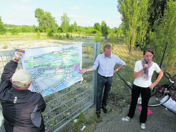 Vorerst existiert die neue Siedlung im Süden nur auf dem Papier: Mitarbeiter der Stadtverwaltung und Oberbürgermeister Ulrich Maly (Mitte) erläuterten im Sommer 2013, wie sie sich die Entwicklung des Geländes an der Brunecker Straße vorstellen.