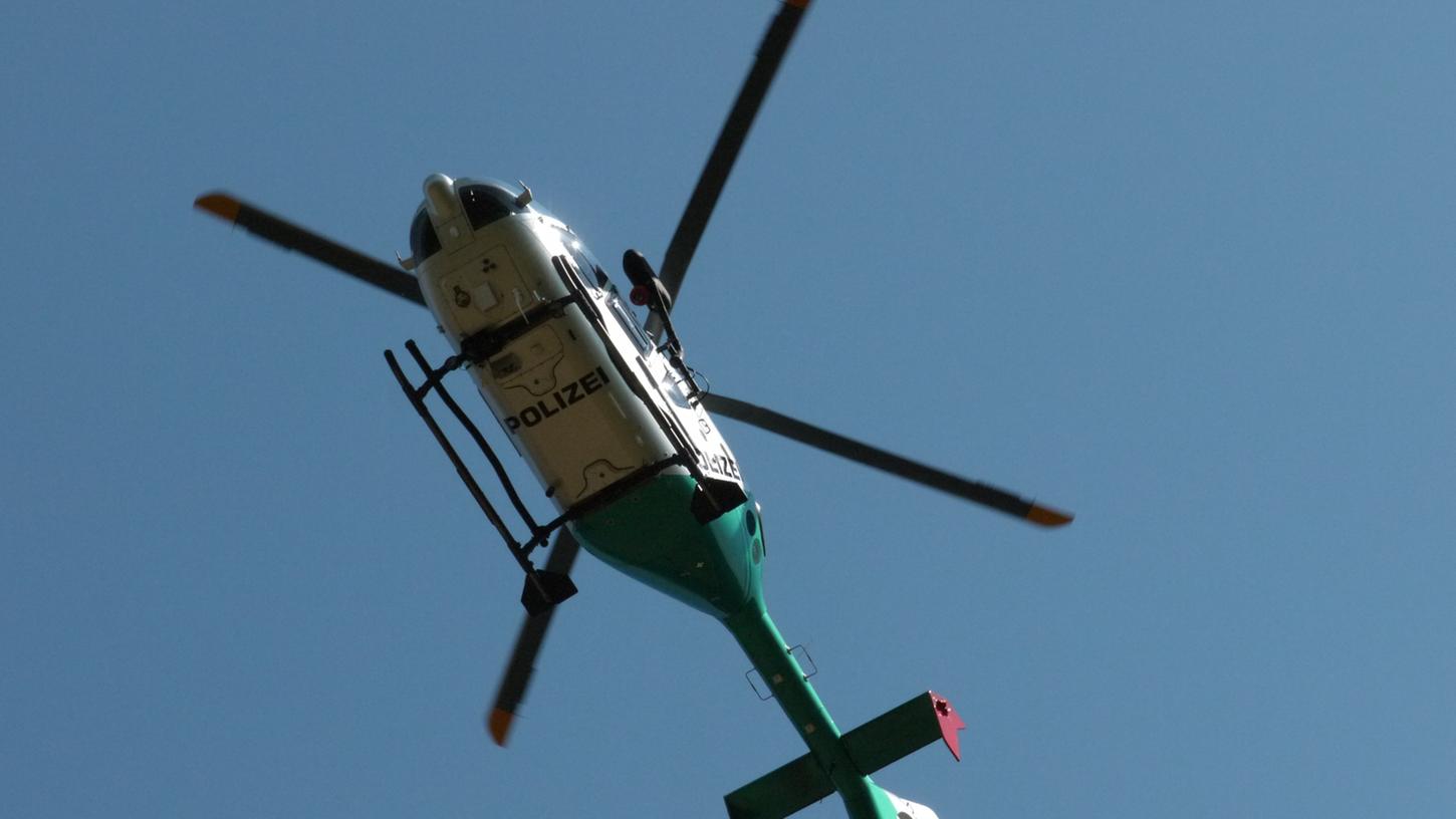 Hubschraubereinsatz auf dem Jura: Weil ein Firmeninhaber unbefugte Personen auf seinem Betriebsgelände entdeckte, alarmierte er die Polizei. Bei der anschließenden Verfolgung kam eine Frau bei einem Unfall ums Leben.
Hubschraubereinsatz auf dem Jura: Weil ein Firmeninhaber unbefugte Personen auf seinem Betriebsgelände entdeckte, alarmierte er die Polizei. Bei der anschließenden Verfolgung kam eine Frau bei einem Unfall ums Leben.